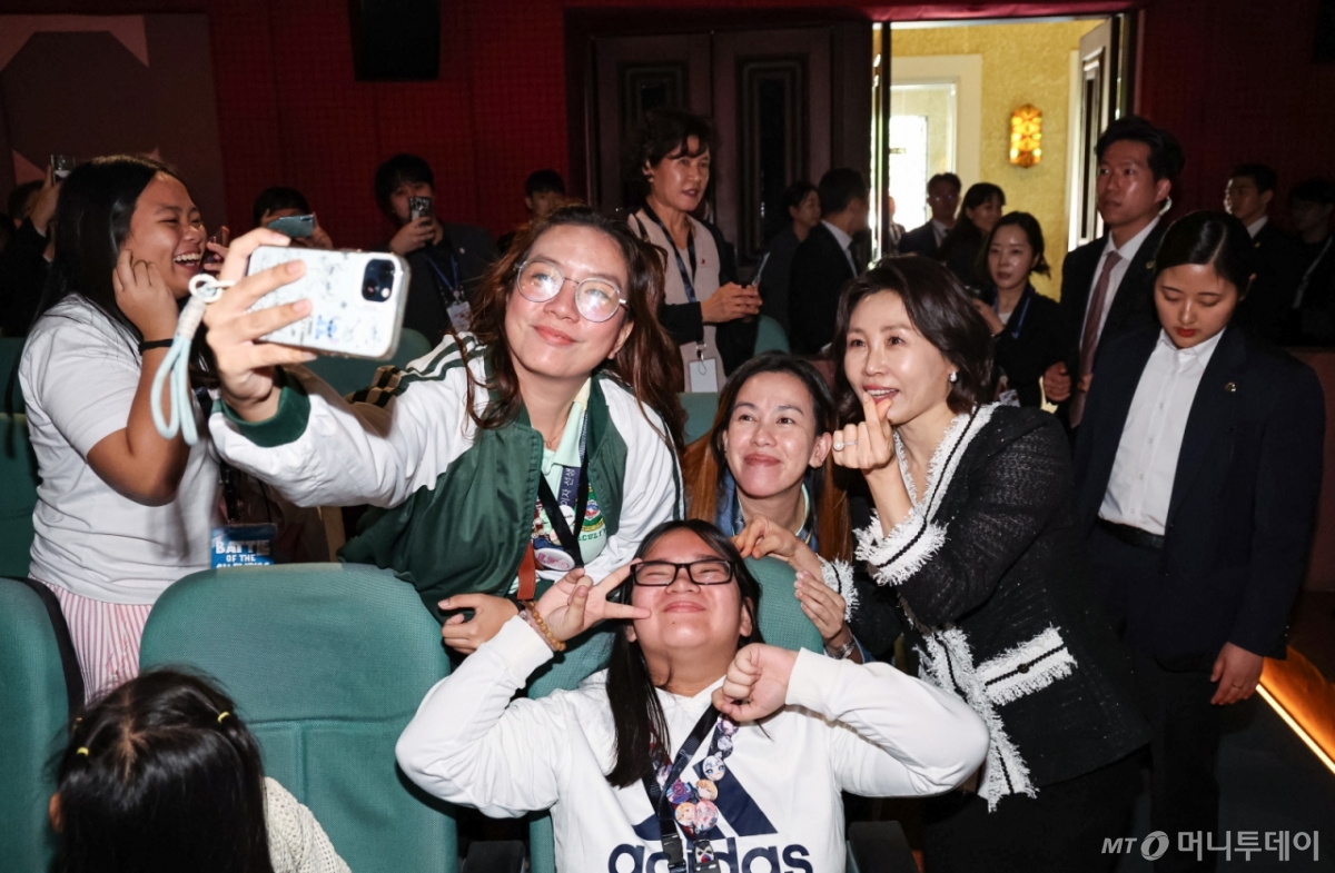 (마닐라(필리핀)=뉴스1) 허경 기자 = 김혜경 여사가 4일(현지시간) 필리핀 마닐라 한 극장에서 열린 모두의 케이팝을 마친 후 참석자들과 기념촬영을 하고 있다. 2026.3.4/뉴스1  Copyright © 뉴스1. All rights reserved. 무단 전재 및 재배포,  AI학습 이용 금지. /사진=(마닐라(필리핀)=뉴스1) 허경 기자