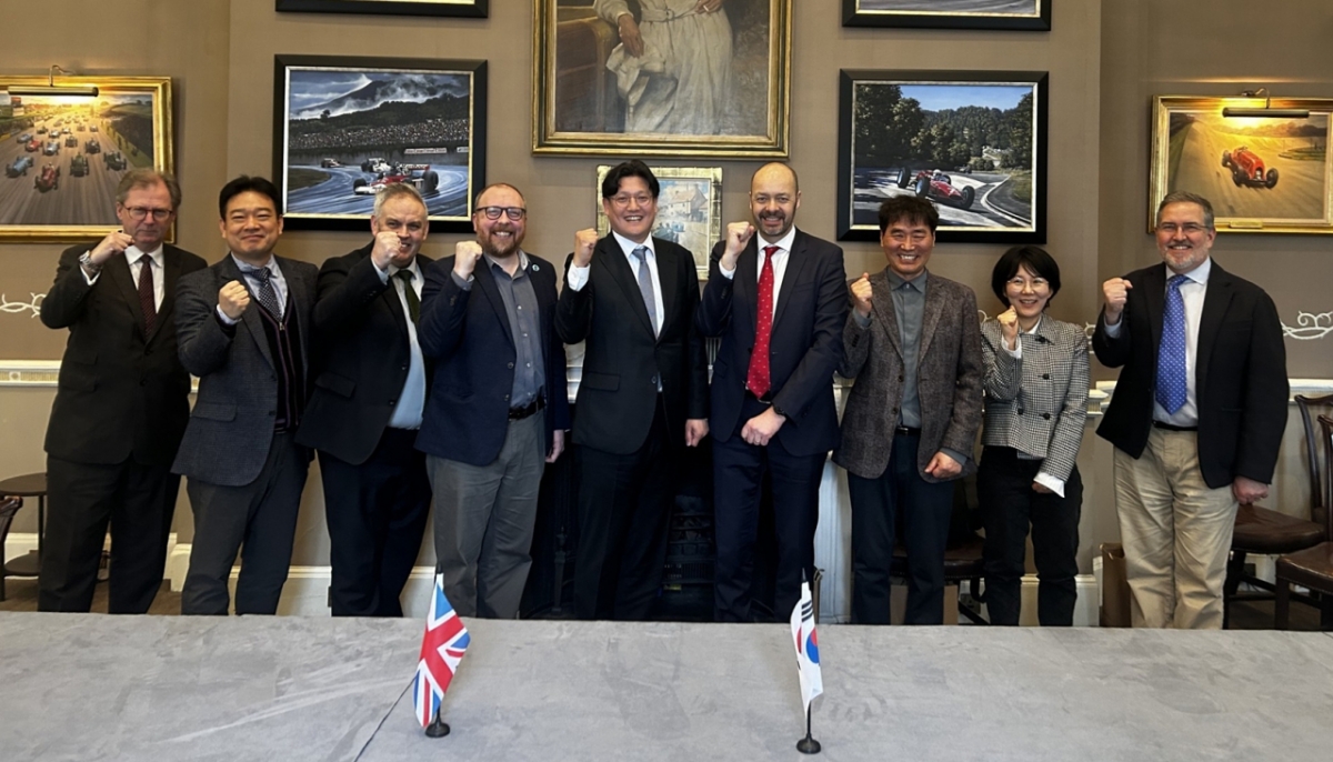 지난 3일 영국 런던 로얄 오토모바일 클럽(RAC)에서 자율주행기술개발혁신사업단(사업단장 정광복, 왼쪽에서 다섯 번째)과 영국 자율주행 혁신기관 ZENZIC(CEO Ian Constance, 오른쪽에서 네 번째)과 ‘AI 기반 자율주행 기술 협력을 위한 업무협약(MOU)’ 체결식이 열려 참석자들이 기념촬영 하고 있다./사진= KADIF