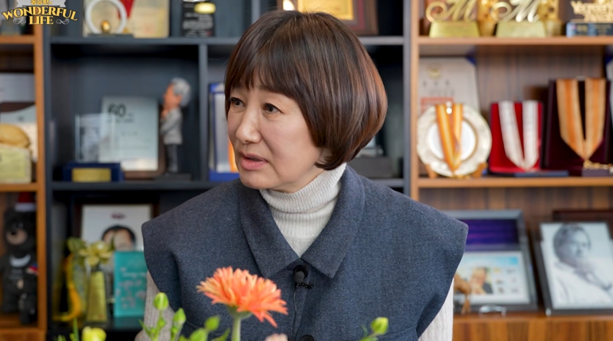 MBC 라디오 '싱글벙글쇼' 진행자로 잘 알려진 개그우먼 출신 방송인 김혜영(64)이 남편에게 경제권을 뺏기게 된 사연을 전했다./사진=유튜브 채널 '송승환의 원더풀라이프' 영상