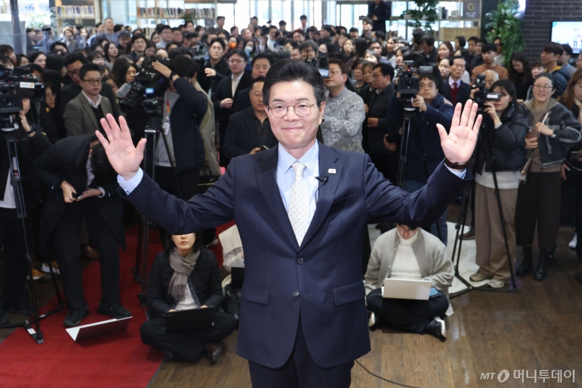 (서울=뉴스1) 이광호 기자 = 6.3지방선거 서울시장 출마를 위해 구청장직을 사퇴하는 정원오 성동구청장이 4일 오후 서울 성동구청에서 퇴임사를 마친뒤 손인사를 하고 있다.  정 구청장은 오는 5일 선거관리위원회에 더불어민주당 서울시장 예비후보로 등록할 예정이다.  2026.3.4/뉴스1  Copyright © 뉴스1. All rights reserved. 무단 전재 및 재배포,  AI학습 이용 금지. /사진=(서울=뉴스1) 이광호 기자