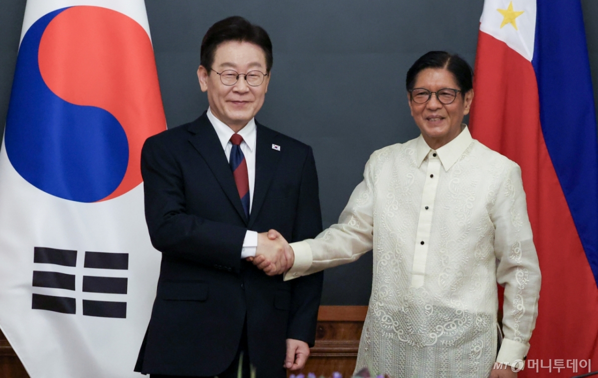 (마닐라(필리핀)=뉴스1) 허경 기자 = 이재명 대통령과 페르디난드 마르코스 주니어 필리핀 대통령이 3일(현지시간) 필리핀 마닐라 말라카냥궁에서 열린 한·필리핀 확대회담에 앞서 기념촬영을 하고 있다. 2026.3.3/뉴스1 Copyright © 뉴스1. All rights reserved. 무단 전재 및 재배포, AI학습 이용 금지. /사진=(마닐라(필리핀)=뉴스1) 허경 기자