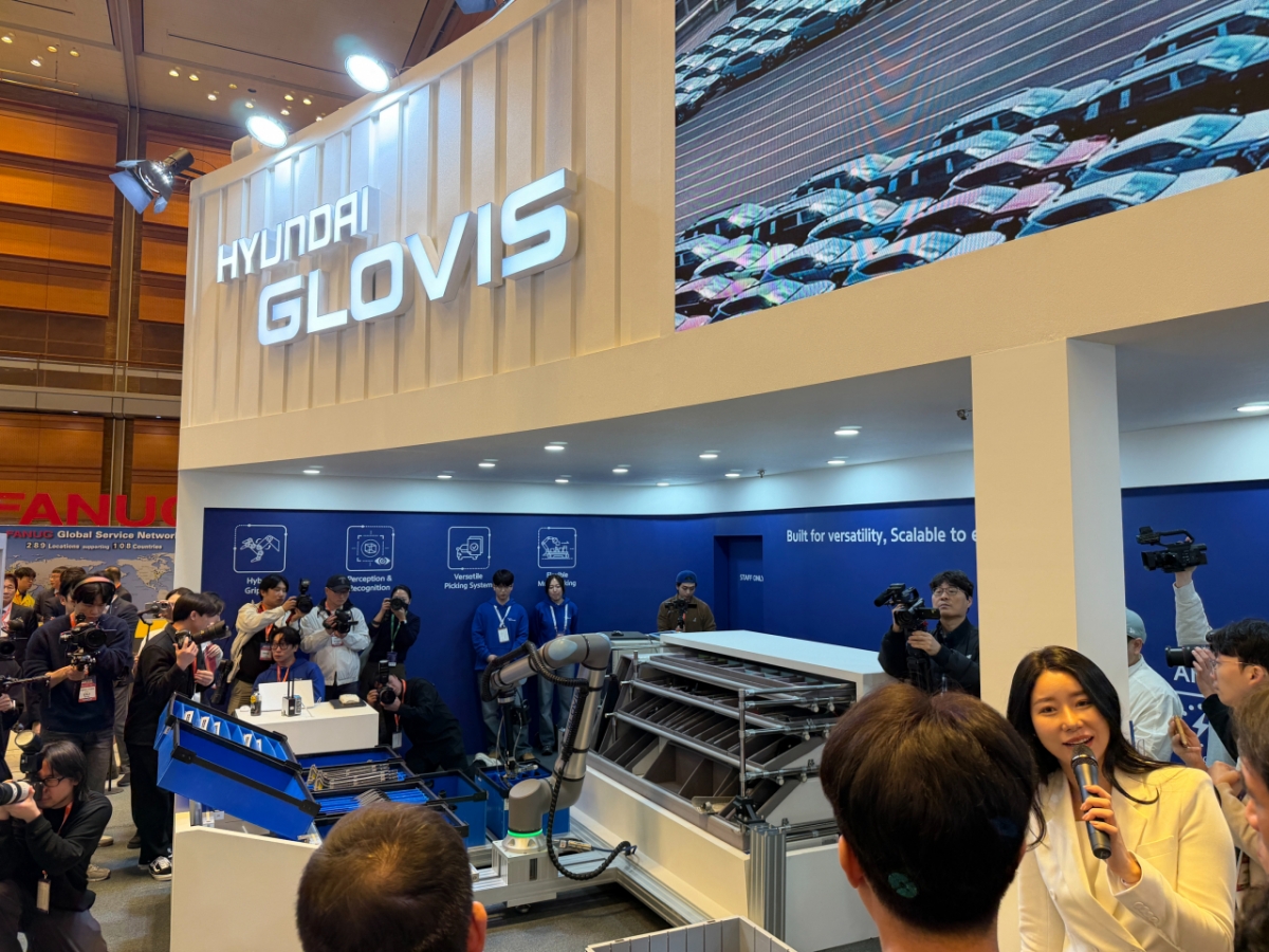 AW 2026 현대글로비스 부스에서 자율주행 물류로봇(AMR)을 활용해 로봇 피킹 작업을 시연하는 모습/사진= 임찬영 기자