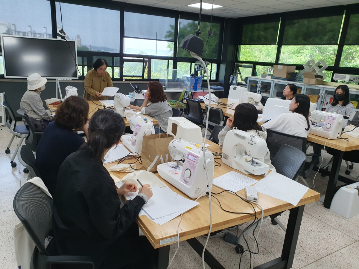 소사청년공간 '소사로움'에서 진행한 MBTI 향수만들기 프로그램./사진제공=부천시