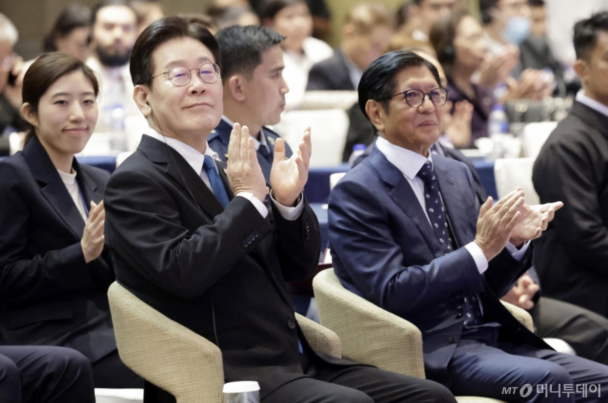 [마닐라=뉴시스] 최동준 기자 = 필리핀을 국빈 방문 중인 이재명 대통령과 페르디난드 로무알데즈 마르코스 주니어 대통령이 4일(현지 시간) 마닐라 한 호텔에서 열린 한-필리핀 비즈니스 포럼에서 박수치고 있다. 2026.03.04. photocdj@newsis.com /사진=최동준