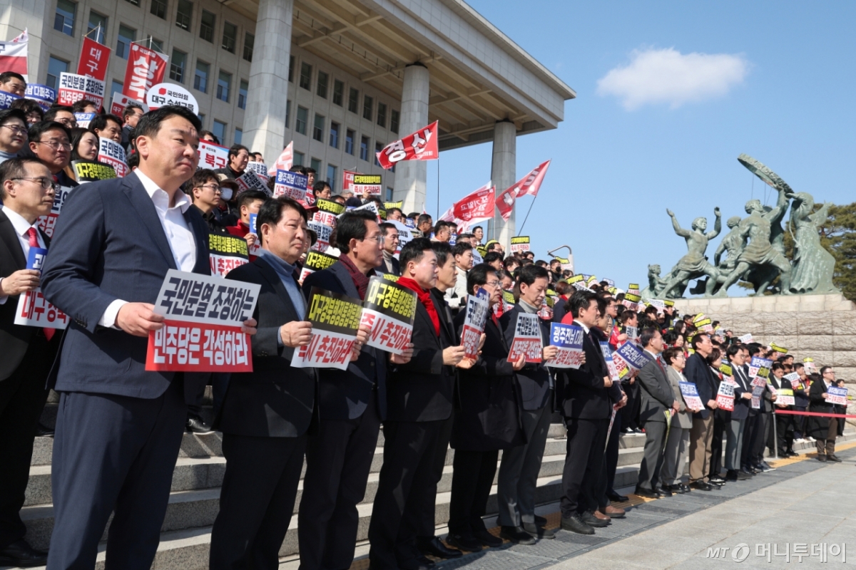 (서울=뉴스1) 신웅수 기자 = 대구·경북 지역구 국민의힘 의원들이 4일 서울 여의도 국회 본관 앞에서 열린 대구경북 통합법 처리 촉구 결의대회에서 참가자들과 함께 구호를 외치고 있다. 2026.3.4/뉴스1 Copyright © 뉴스1. All rights reserved. 무단 전재 및 재배포, AI학습 이용 금지. /사진=(서울=뉴스1) 신웅수 기자