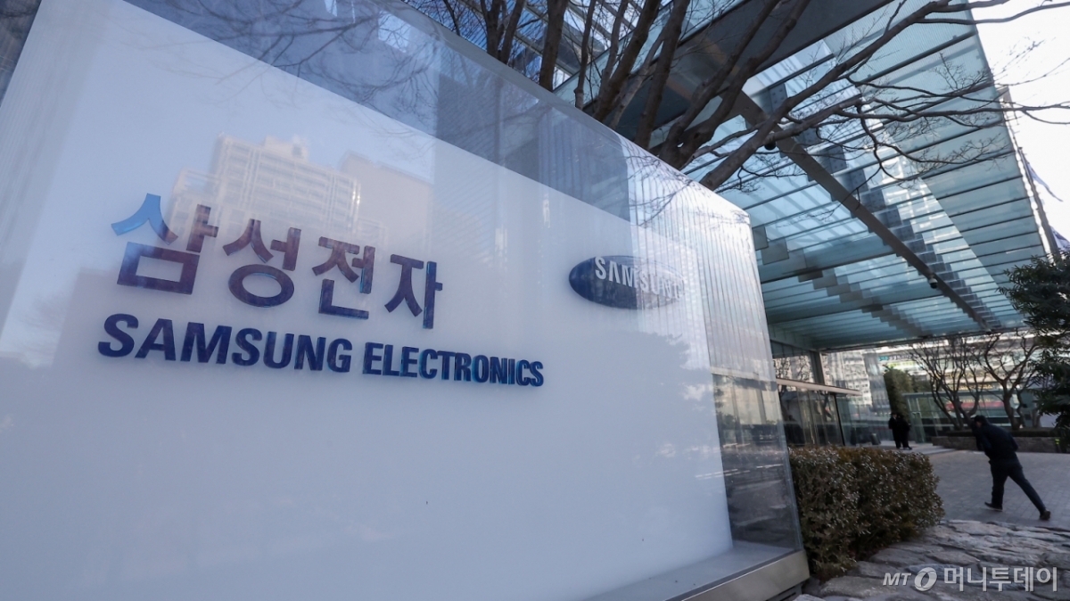 (서울=뉴스1) 김성진 기자 = 삼성전자가 2025년 4분기 반도체 사업에서 16조4000억원의 영업이익을 거뒀다. 전체 분기 영업이익은 20조원을 넘겼다. 한국 기업 최초 기록이다. 삼성전자는 연결 기준 지난해 4분기 매출은 1년 전보다 23.8% 증가한 93조8374억원, 영업이익은 209.2% 증가한 20조737억원으로 집계됐다고 29일 밝혔다. 지난해 연간 매출은 전년 대비 10.9% 증가한 333조6000억원으로 역대 최대 규모를 기록했다. 연간 영업이익은 33% 늘어난 43조6000억원을 기록했다. 사진은 이날 오전 서울 서초구 삼성전자 서초 사옥. 2026.1.29/뉴스1 Copyright © 뉴스1. All rights reserved. 무단 전재 및 재배포, AI학습 이용 금지. /사진=(서울=뉴스1) 김성진 기자