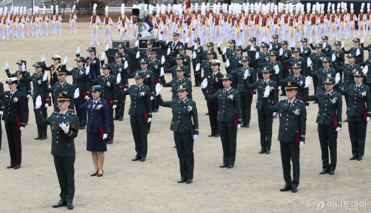 (대전=뉴스1) 김기태 기자 = 5일 대전 국군간호사관학교에서 열린 제65기 졸업 및 임관식에서 신임 소위들이 임관선서를 하고 있다. 2025.3.5/뉴스1 Copyright © 뉴스1. All rights reserved. 무단 전재 및 재배포, AI학습 이용 금지.
