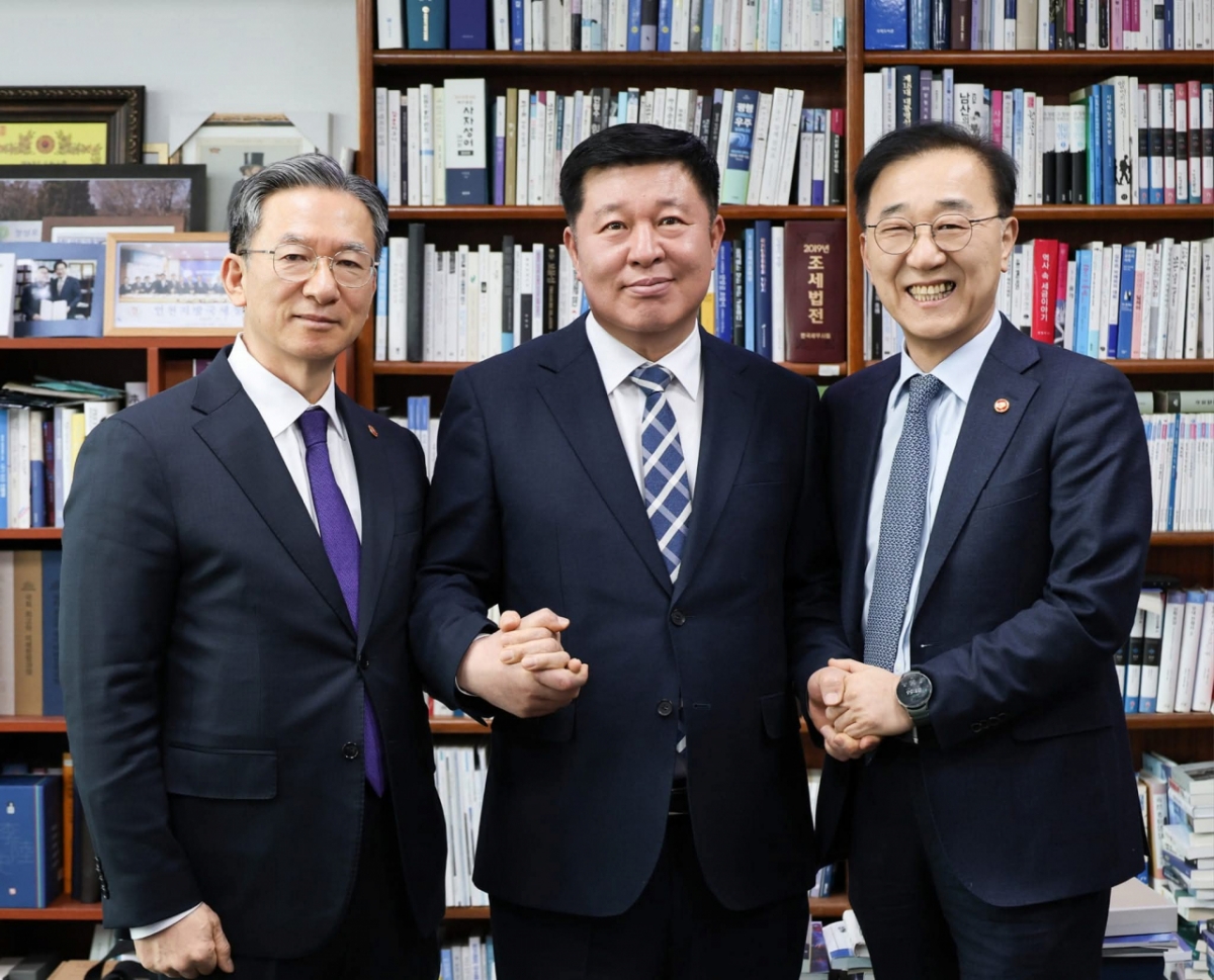 (왼쪽부터)정성호 법무부 장관, 정덕영 양주시장 예비후보, 김윤덕 국토부 장관이 손을 잡고 기념촬영을 하고 있다. /사진제공=정덕영 예비후보