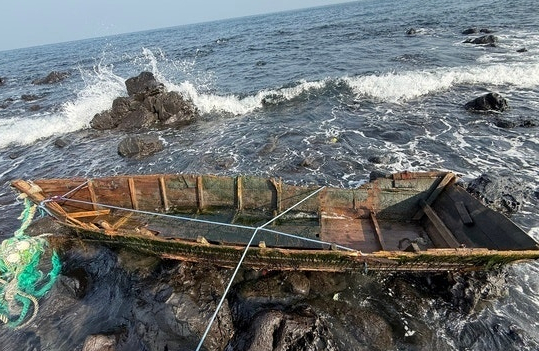 지난 1월29일 제주 애월 해안에서 발견된 폐목선/사진=제주지방해양경찰청