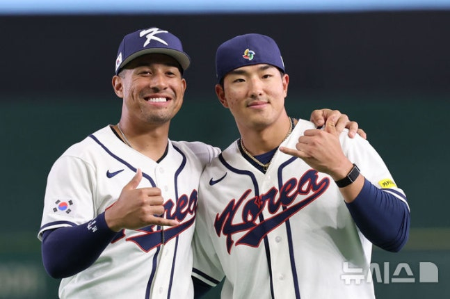 존스(왼쪽)과 안현민이 기념촬영을 하고 있다. /사진=뉴시스