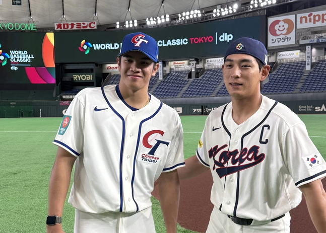 대만의 좌완 투수 유망주인 린웨이언(왼쪽)과 이정후. /사진=강영조 선임기자