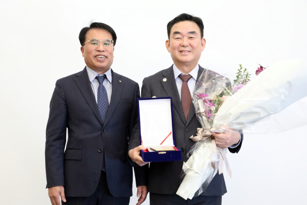 (왼쪽부터) 남한규 경영지원 본부장, 최철규 대표이사 직무대행. /사진제공=강원랜드