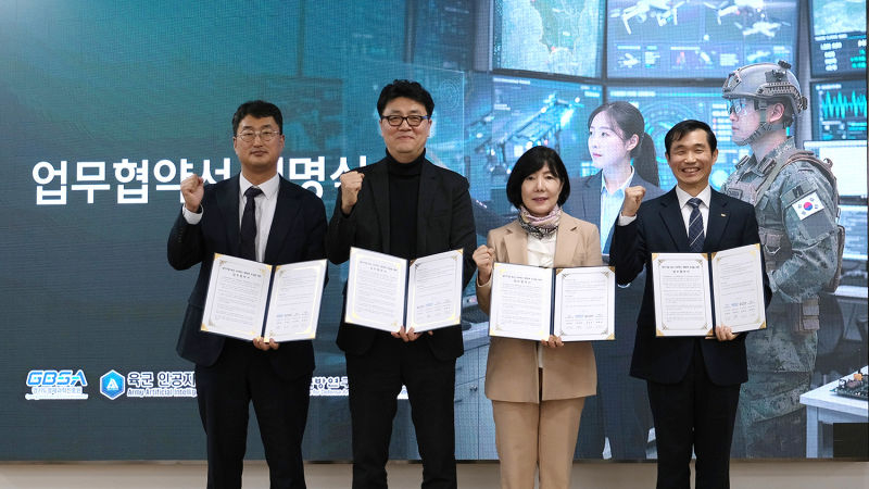 경과원, 육군, 국방기술진흥연구소(KRIT), 한국국방연구원(KIDA) 관계자들이 판교 스타트업캠퍼스에서 'AX 혁신 생태계 조성' 협약을 맺고 기념촬영을 하고 있다./사진제공=경과원