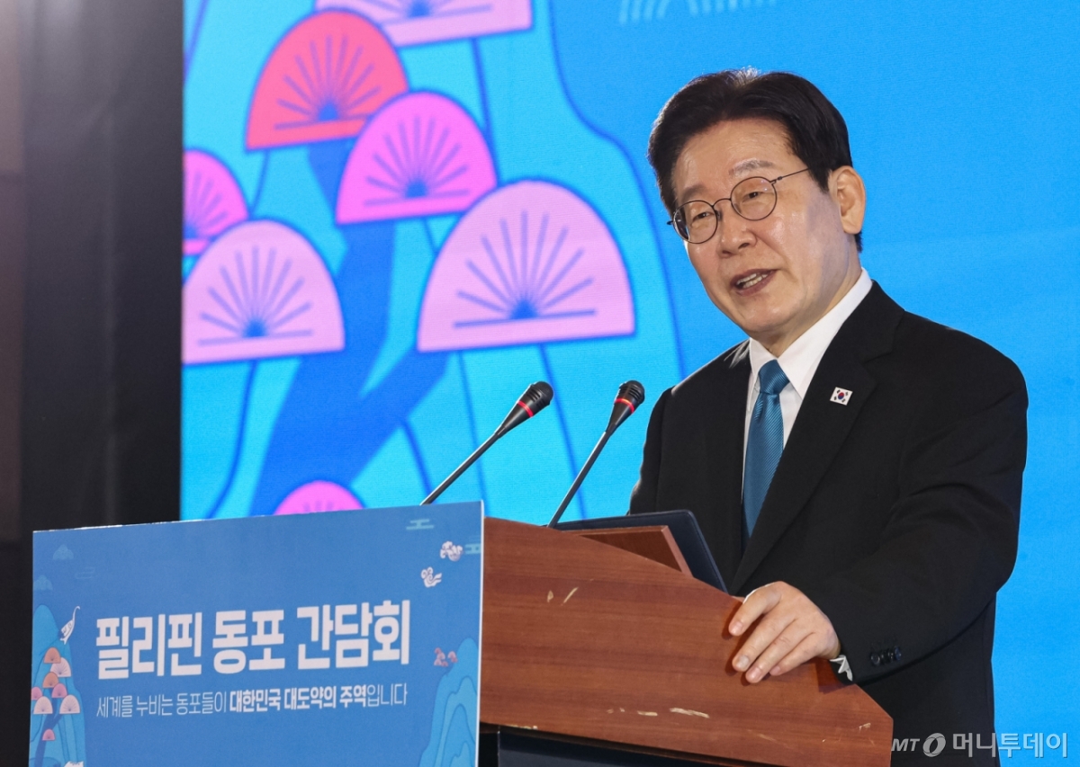 (마닐라(필리핀)=뉴스1) 허경 기자 = 필리핀을 국빈 방문한 이재명이 4일(현지시간) 필리핀 마닐라 한 호텔에서 열린 동포 오찬 간담회에서 발언을 하고 있다. 2026.3.4/뉴스1 Copyright © 뉴스1. All rights reserved. 무단 전재 및 재배포, AI학습 이용 금지. /사진=(마닐라(필리핀)=뉴스1) 허경 기자