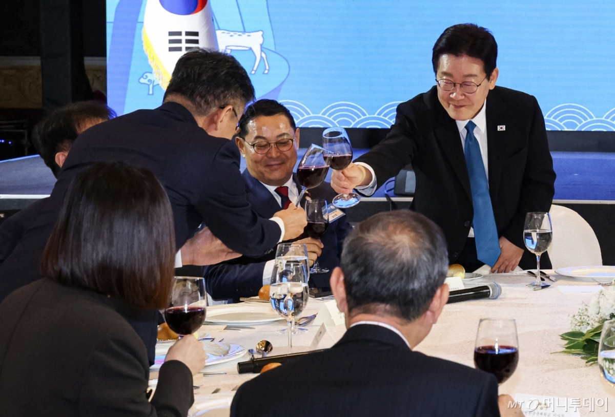 [마닐라=뉴시스] 최동준 기자 = 필리핀을 국빈 방문 중인 이재명 대통령이 4일(현지 시간) 마닐라 한 호텔에서 열린 동포 오찬 간담회에서 참석자들과 건배를 하고 있다. 2026.03.04. photocdj@newsis.com /사진=