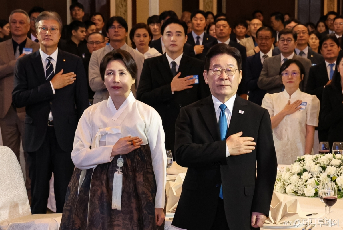 (마닐라(필리핀)=뉴스1) 허경 기자 = 필리핀을 국빈 방문한 이재명 대통령과 김혜경 여사가 4일(현지시간) 필리핀 마닐라 한 호텔에서 열린 동포 오찬 간담회에서 국민의례를 하고 있다. 2026.3.4/뉴스1 Copyright © 뉴스1. All rights reserved. 무단 전재 및 재배포, AI학습 이용 금지. /사진=(마닐라(필리핀)=뉴스1) 허경 기자