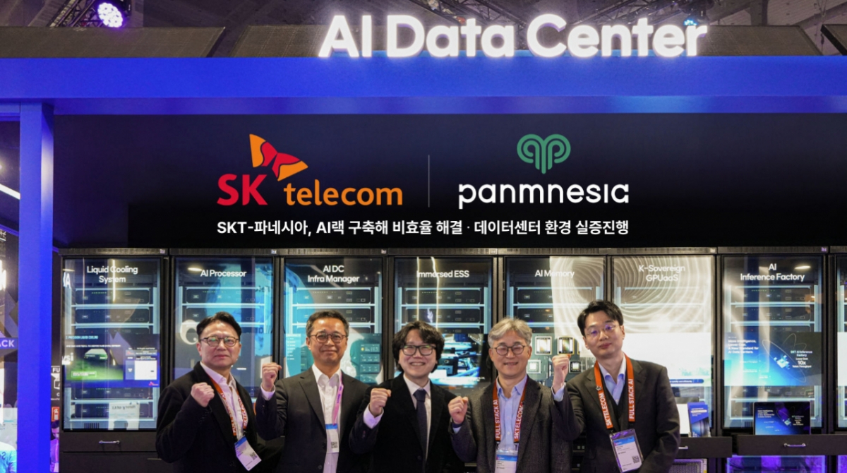 SK텔레콤 및 파네시아 임원들이 전략적 파트너십 체결 후 기념사진을 촬영하고 있다. (왼쪽부터) 이재신 SKT 글로벌사업개발담당, 조용진 파네시아 CPO(최고제품책임자), 정명수 파네시아 CEO(최고경영자), 정석근 SKT AI CIC장, 정민영 SKT AIDC 솔루션 담당./사진제공=파네시아