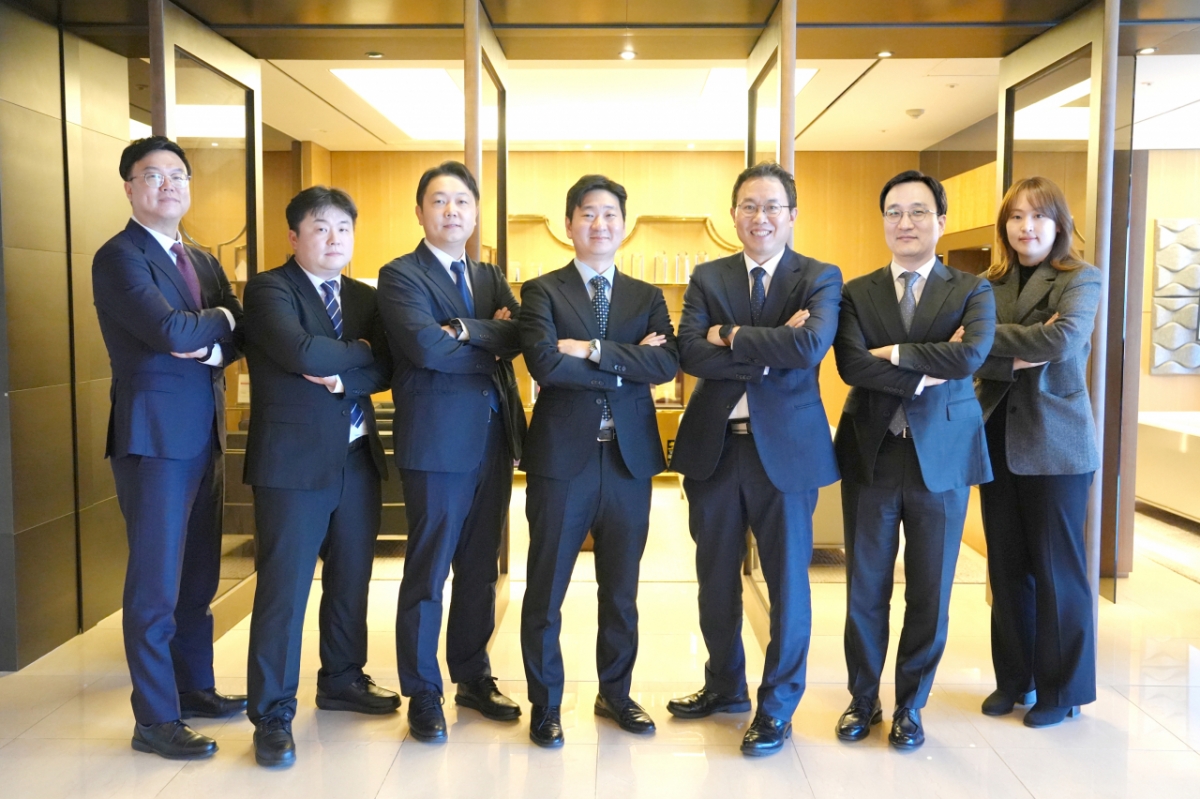 왼쪽부터 법무법인 화우의 박지수 수석컨설턴트, 하여명 책임컨설턴트, 정성빈 변호사(변호사시험 4회), 정민강 수석전문위원, 박상현 고문, 이보현 변호사(연수원 36기), 장이경 컨설턴트 등 AML/내부통제 솔루션센터 단체사진./사진제공=법무법인 화우