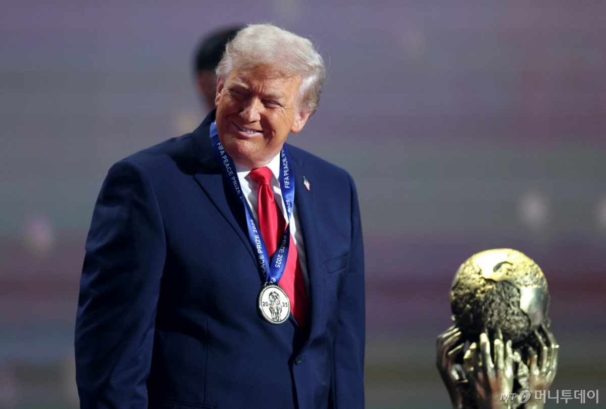 도널드 트럼프 미국 대통령이 2026년 북중미 월드컵 조추첨식에서 초대 국제축구연맹(FIFA) 평화상을 수상했다. 기사 내용과 무관한 참고 이미지. /사진=뉴스1