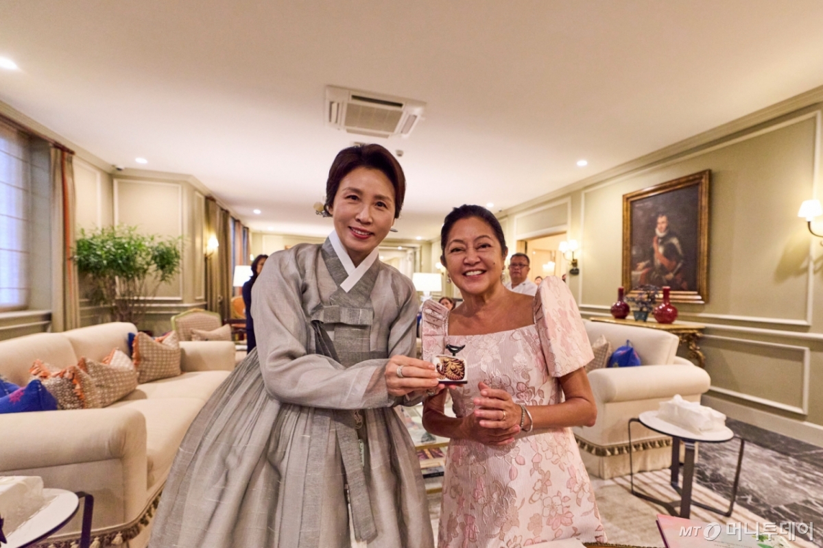 [마닐라=뉴시스] 최동준 기자 = 김혜경 여사와 필리핀 대통령 부인 루이즈 아라네타 마르코스 여사가 3일(현지 시간) 마닐라 말라카냥궁 인근 영빈관에서 친교 행사를 하며 기념촬영을 하고 있다. (공동취재) 2026.03.03. photocdj@newsis.com /사진=최동준