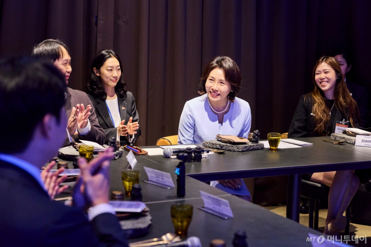 [싱가포르=뉴시스] 최동준 기자 = 김혜경 여사가 2일(현지 시간) 싱가포르 해녀의 부엌에서 관광 활성화를 위한 간담회를 하고 있다. (공동취재) 2026.03.02. photocdj@newsis.com /사진=