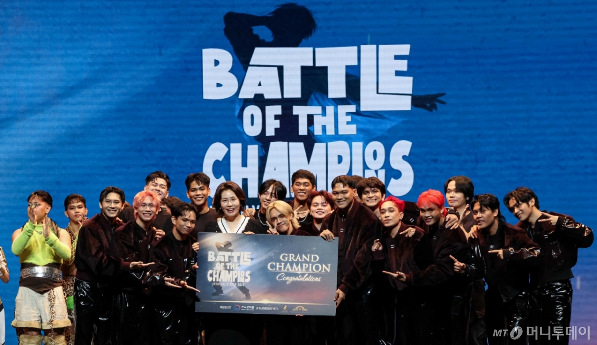 [마닐라=뉴시스] 최동준 기자 = 김혜경 여사가 4일(현지 시간) 필리핀 마닐라 메트로폴리탄 극장에서 열린 '모두의 케이팝 축제'를 방문해 참가팀과 기념촬영을 하고 있다. 2026.03.04. photocdj@newsis.com /사진=