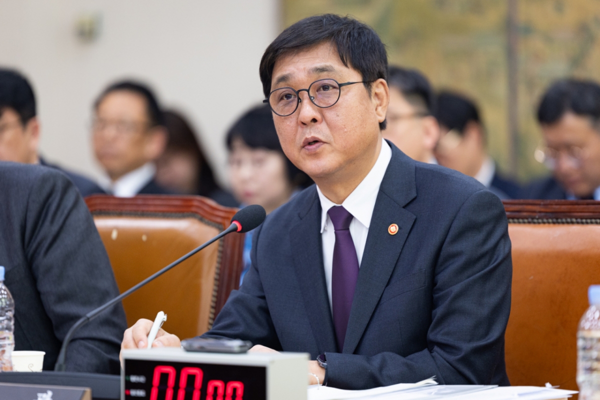 최휘영 문화체육관광부 장관이 4일 서울 여의도 국회에서 제432회 국회(임시회) 폐회중 열린 문화체육관광위원회 제3차 전체회의에 출석해 의원 질의에 답하고 있다. / 사진 = 뉴스1