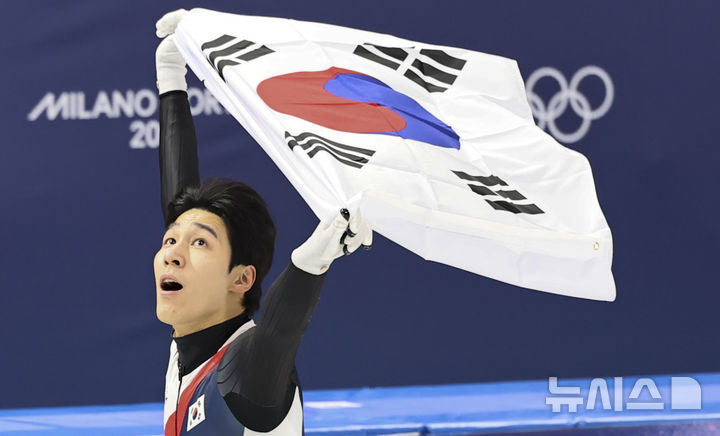 쇼트트랙 황대헌이 14일(현지 시간) 이탈리아 밀라노 아이스 스케이팅 아레나에서 열린 2026 밀라노·코르티나 담페초 동계올림픽 쇼트트랙 스피드스케이팅 남자 1500m에서 은메달을 차지한 뒤 태극기를 들고 경기장을 돌고 있다./사진=뉴시스