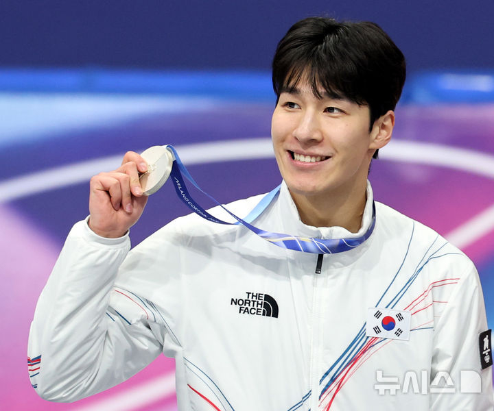 14일 (현지 시간) 이탈리아 밀라노 아이스 스케이팅 아레나 경기장에서 열린 2026 밀라노·코르티나담페초 동계올림픽 쇼트트랙 남자 1500m 결승에서 은메달을 획득한 황대헌이 메달을 들고 기뻐하고 있다. /사진=뉴시스