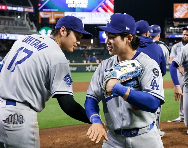 오타니(왼쪽)가 자신의 SNS에 김혜성과 하이파이브를 하는 사진을 올렸다. /사진=오타니 쇼헤이 공식 SNS