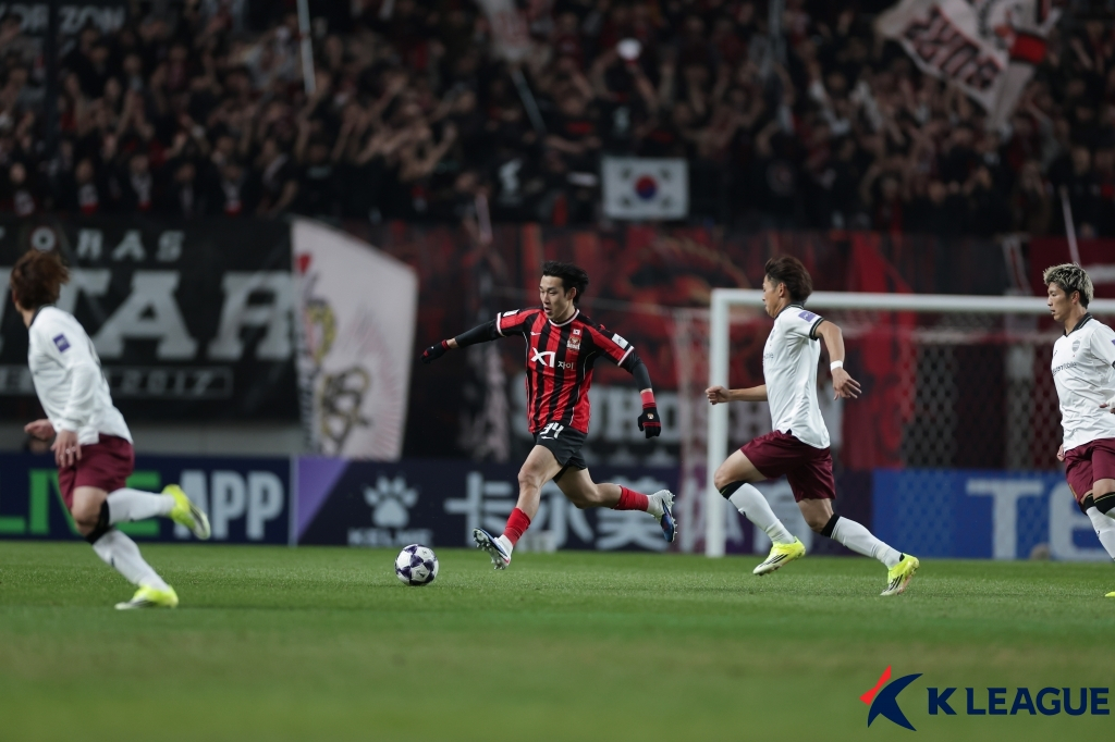 송민규(가운데)가 드리블 돌파하고 있다. /사진=한국프로축구연맹 제공