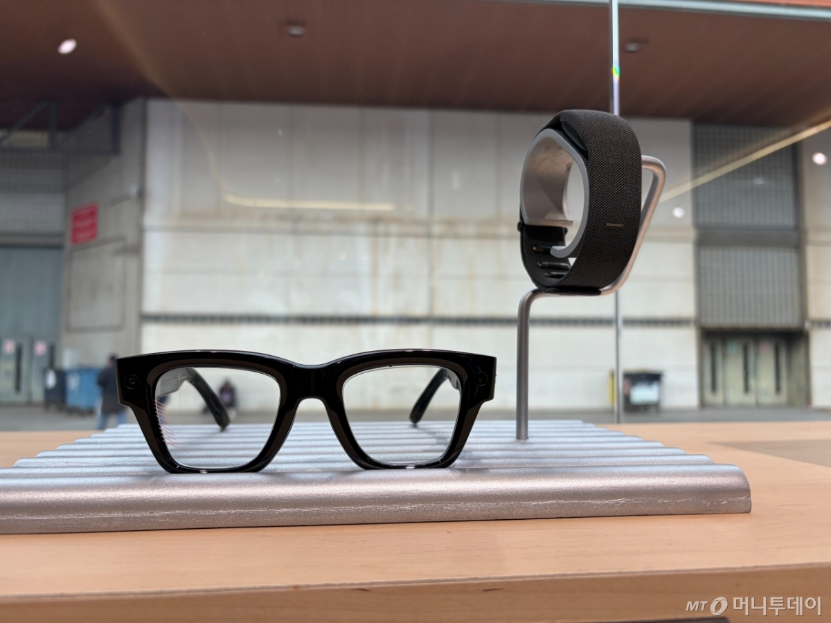 메타 레이밴 디스플레이와 뉴럴 밴드/사진=윤지혜 기자