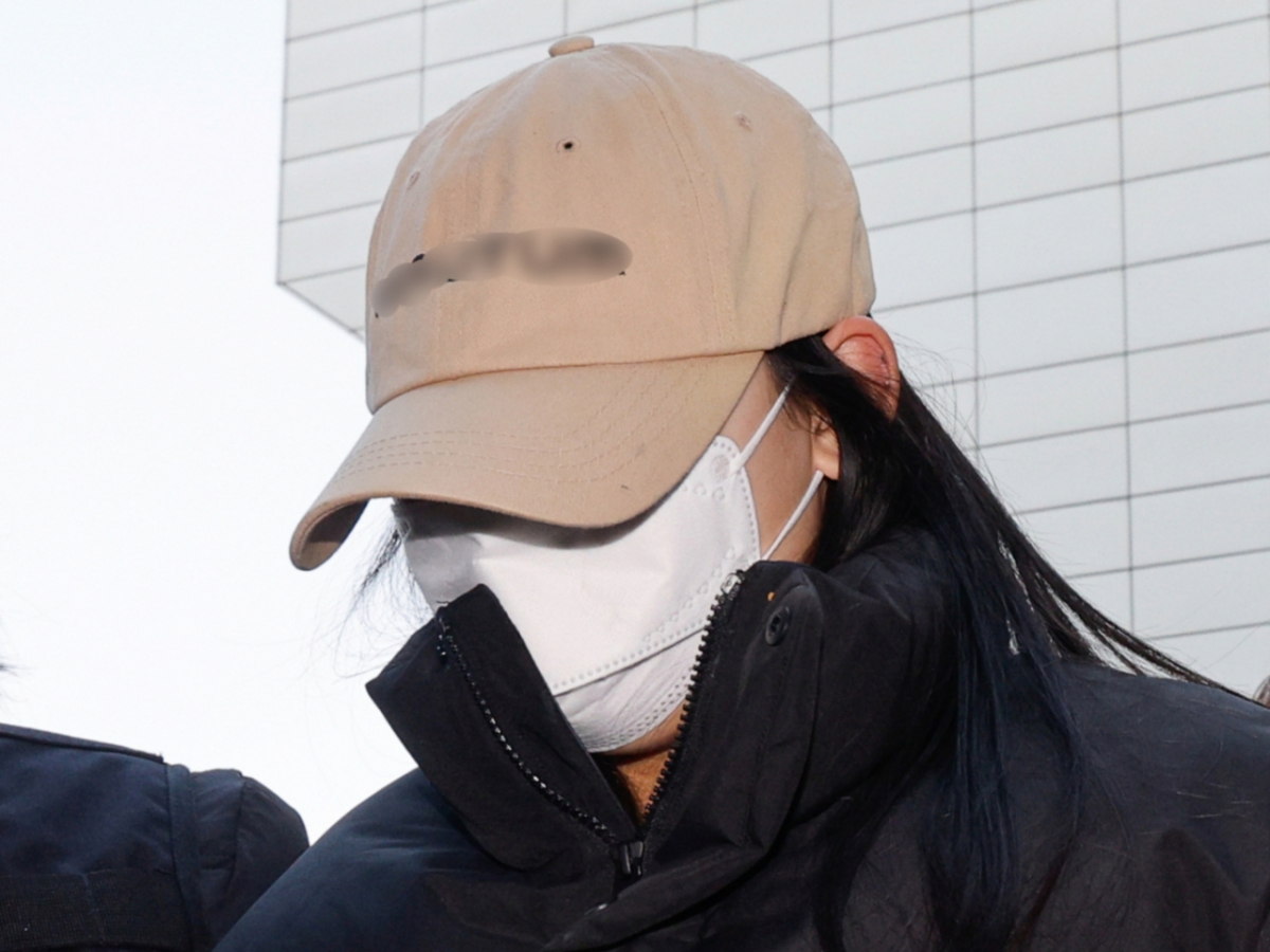 서울 강북구 한 모텔에서 약물이 든 음료를 건네는 방법으로 남성들을 연쇄 살인한 혐의를 받는 20대 여성이 지난달 12일 서울북부지법에서 열린 영장실질심사(구속 전 피의자 심문)에 출석하는 모습. /사진=뉴스1
