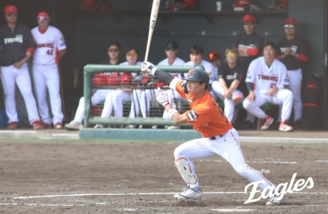 KIA와 연습경기에서 안타를 날리는 한화 오재원. /사진=한화 이글스 제공