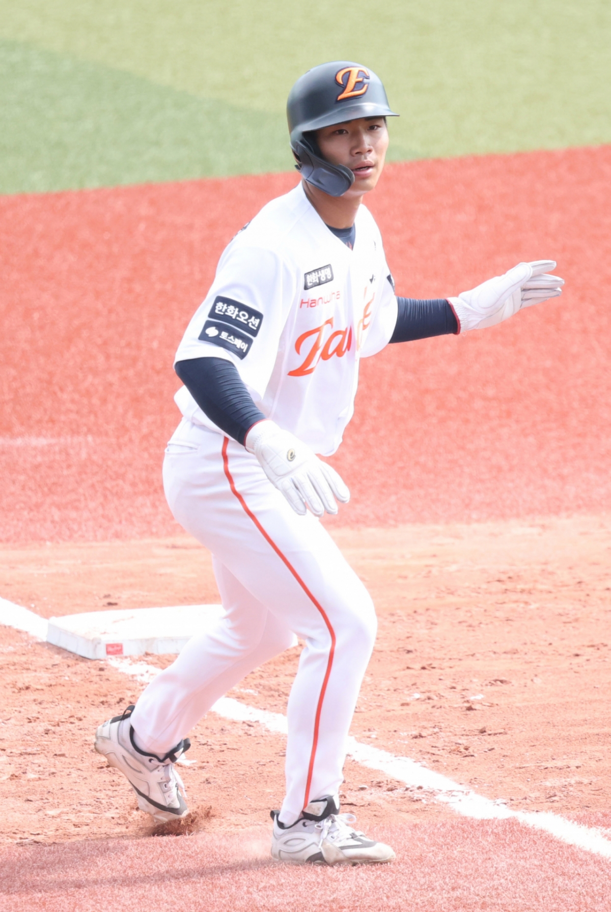 한화 오재원이 지난달 23일 야구 대표팀과 연습경기에서 주루 플레이를 하고 있다. /사진=김진경 대기자