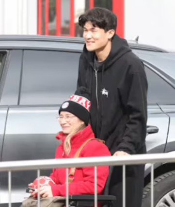 휠체어를 탄 팬을 위해 차에서 내려 사진을 찍는 김민재(오른쪽)의 모습. /사진=빌트 갈무리