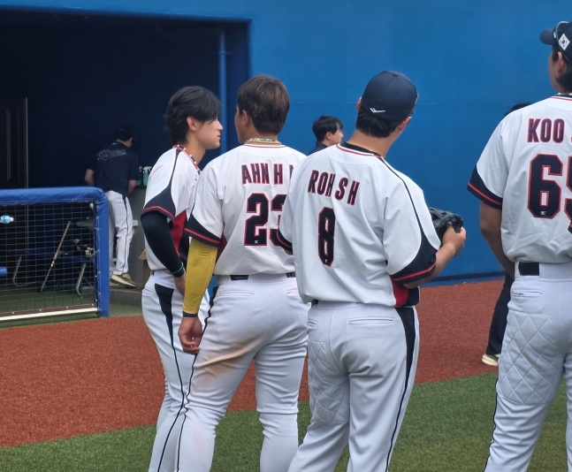 김도영(왼쪽)과 안현민이 일본 오키나와 카데나 구장에서 열린 2026 월드베이스볼클래식(WBC) 대비 훈련을 마치고 한담을 나눴다. /사진=김동윤 기자