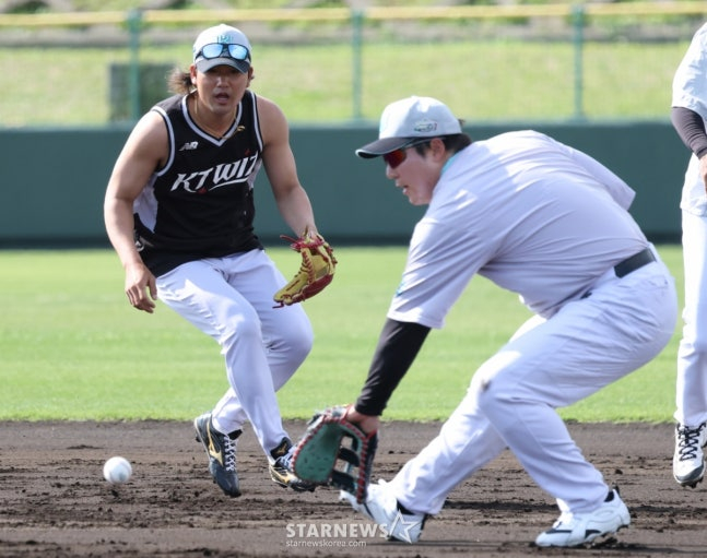 KT 위즈가 26일 일본 오키나와현 우루마 쿠시카와 야구장에서 스프링캠프 일정을 진행했다. 김현수(오른쪽)와 김상수가 수비 훈련을 하고 있다. /사진=김진경 대기자