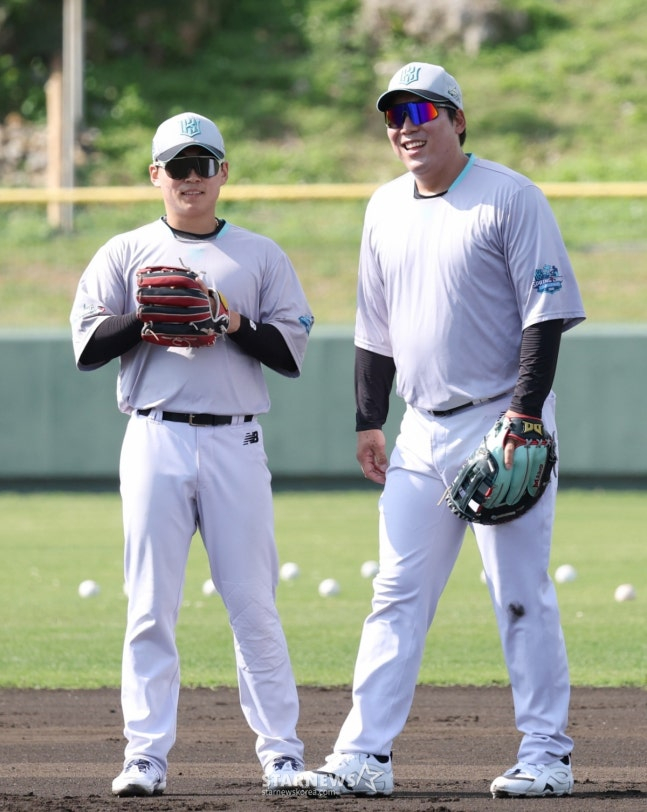KT 위즈가 26일 일본 오키나와현 우루마 쿠시카와 야구장에서 스프링캠프 일정을 진행했다. 김현수(오른쪽)가 수비 훈련을 하고 있다. /사진=김진경 대기자