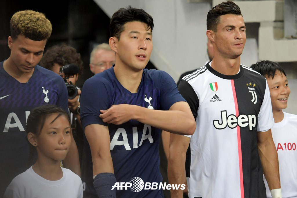 지난 2019년 7월 싱가포르에서 열린 인터내셔널 챔피언스컵에서 당시 토트넘이던 손흥민(왼쪽)과 유벤투스 소속이던 크리스티아누 호날두가 경기장 입장을 기다리고 있다. /AFPBBNews=뉴스1