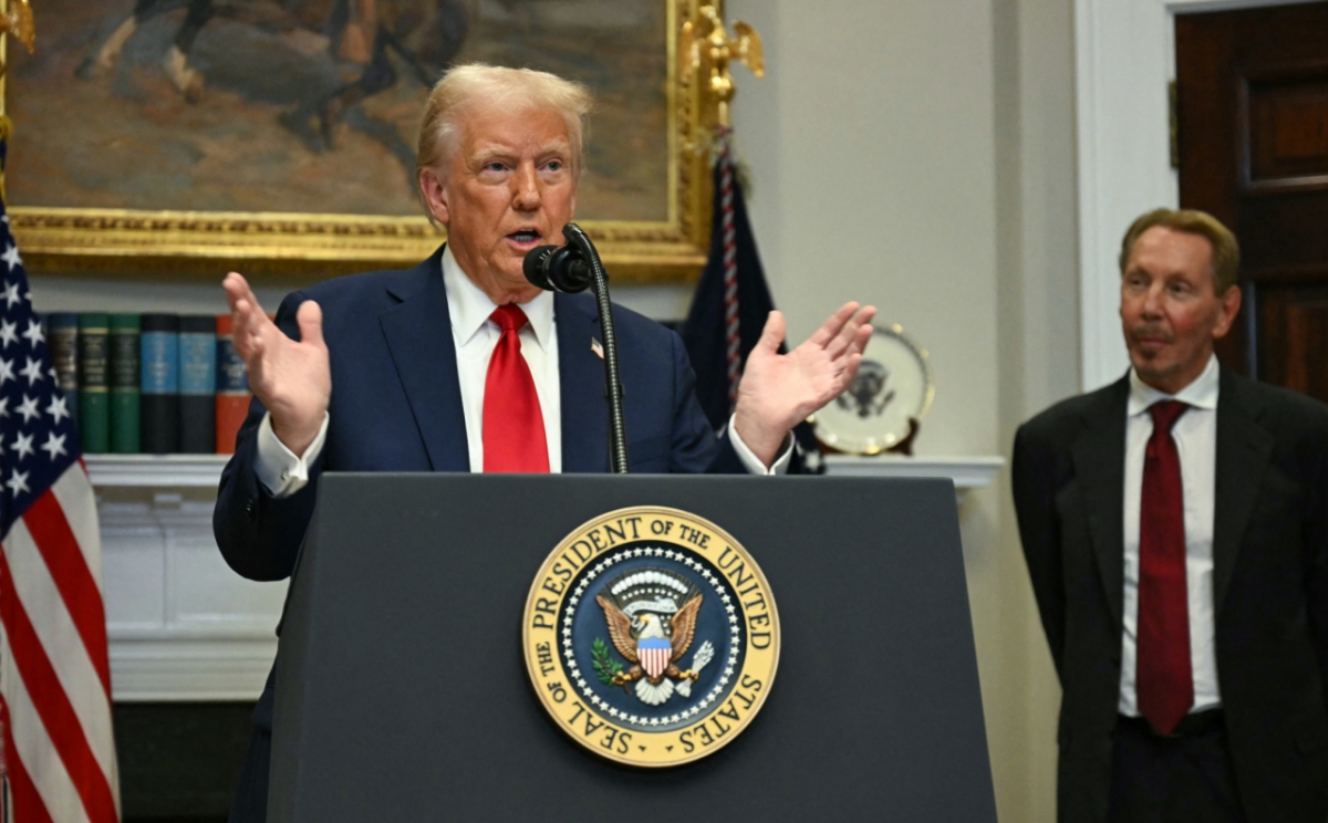 래리 엘리슨 수석 오라클 회장이 2025년 1월 21일 워싱턴 D.C. 백악관 루즈벨트 룸에서 도널드 트럼프 미국 대통령의 연설을 경청하고 있다. /AFPBBNews=뉴스1