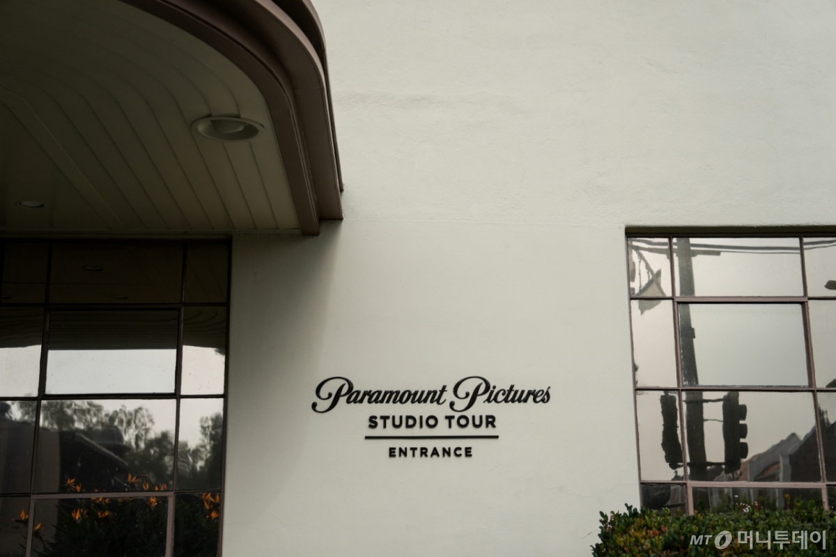 [로스앤젤레스=AP/뉴시스] 파라마운트 스카이댄스가 22일(현지 시간) 워너브러더스 디스커버리(WBD)에 파라마운트 최고경영자(CEO) 데이비드 엘리슨의 부친인 억만장자 래리 엘리슨의 지원을 보장하겠다는 수정안을 제시했다. 사진은 지난 17일 촬영한 로스앤젤레스(LA) 소재 파라마운트 픽쳐스 스튜디오 입구. 2025.12.23. /사진=권성근