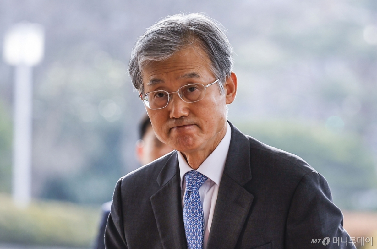 [서울=뉴시스] 정병혁 기자 = 조희대 대법원장이 5일 서울 서초구 대법원으로 출근하고 있다. 2026.03.05. jhope@newsis.com /사진=정병혁