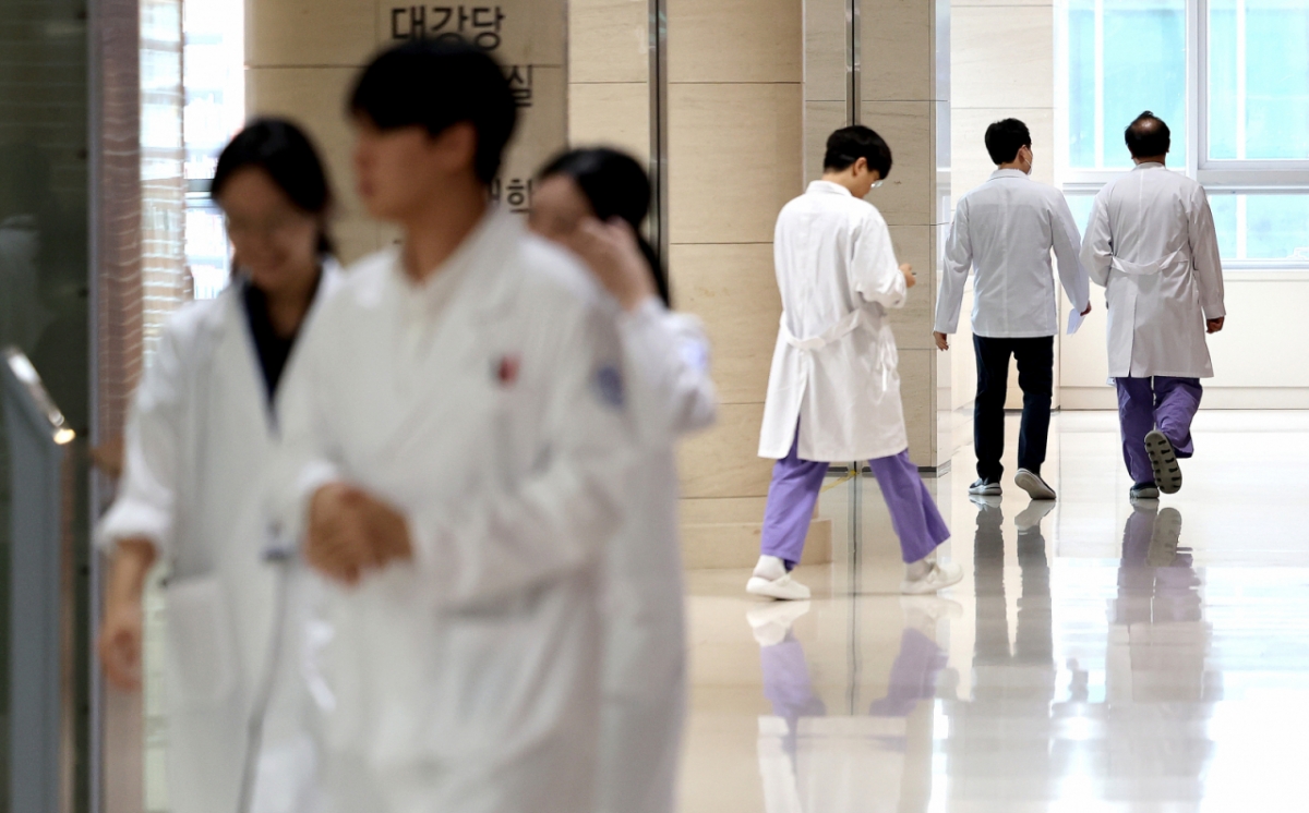 의과대학 증원 정책에 반발해 집단 사직했던 전공의들이 수련병원에 복귀한 지난해 9월1일 대구 시내의 한 대학병원에서 의료진들이 이동하고 있다. /사진=뉴시스