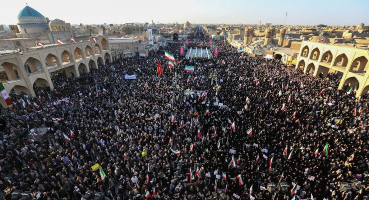 3일(현지시간) 이란 남부 미나브에서 미국와 이스라엘 공습으로 숨진 어린 여학생 175명에 대한 합동 장례식이 진행됐다. /사진=FARSNEWS 갈무리