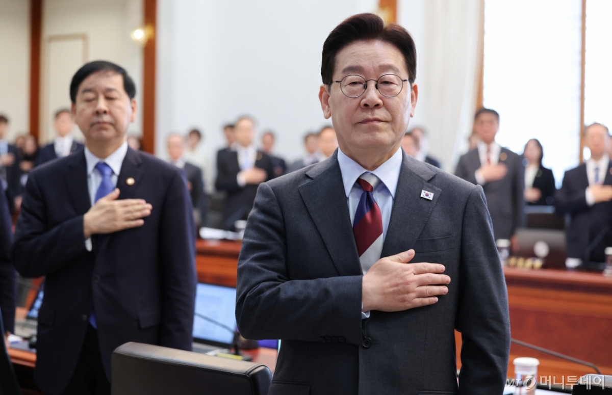 (서울=뉴스1) 이재명 기자 = 이재명 대통령이 5일 청와대에서 열린 임시국무회의에서 국민의례를 하고 있다. 2026.3.5/뉴스1  Copyright © 뉴스1. All rights reserved. 무단 전재 및 재배포,  AI학습 이용 금지. /사진=(서울=뉴스1) 이재명 기자