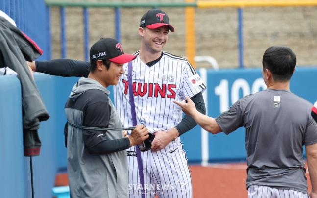 LG 트윈스가 2월 27일 일본 오키나와현 카데나 야구장에서 스프링캠프 일정을 진행했다. 톨허스트가 밝은 표정으로 스트레칭 훈련을 하고 있다. /사진=김진경 대기자