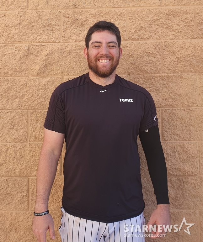 LG 오스틴이 지난해 미국 애리조나주 스코츠데일 인디언스쿨 파크 야구장에서 열린 2025 LG 트윈스 스프링캠프 오전 훈련이 끝난 후 취재진의 인터뷰에 응했다. /사진=김동윤 기자