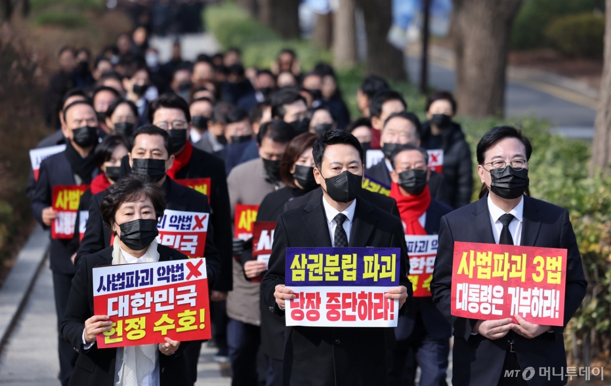 (서울=뉴스1) 김성진 기자 = 장동혁 국민의힘 대표와 송언석 원내대표를 비롯한 의원들이 5일 서울 종로구 청와대 사랑채 앞 분수대에서 열린 현장 의원총회를 마친 후 청와대 방향으로 이동하고 있다. 2026.3.5/뉴스1  Copyright © 뉴스1. All rights reserved. 무단 전재 및 재배포,  AI학습 이용 금지. /사진=(서울=뉴스1) 김성진 기자