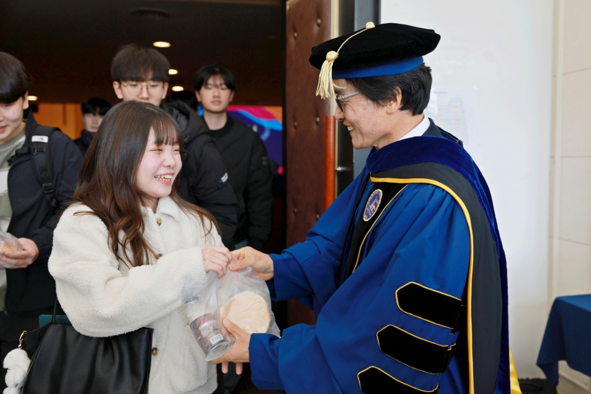 제해종 삼육대 총장이 신입생에게 빵과 두유를 전달하고 있다./사진제공=삼육대